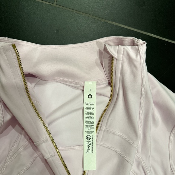 Lululemon cropped define Jacket with Gold Zipper in pink organza - Picture 4 of 6